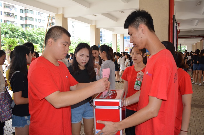 學生選民投下自己莊嚴一票（黨委宣傳部 邱丹丹攝影）.JPG