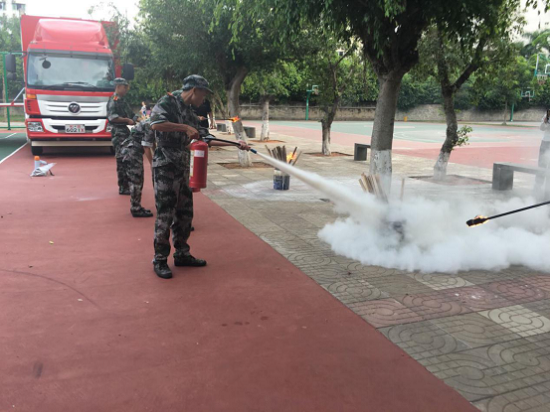 學生進行滅火器等常規消防器材使用操作（後勤保衛處_李福龍攝影）.png