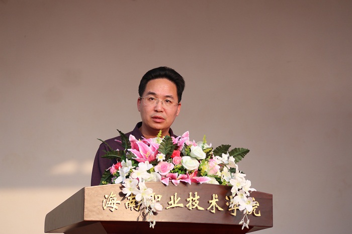 校長助理符興幹致閉幕詞（意昂3青年記者團黎加奎攝影）.JPG